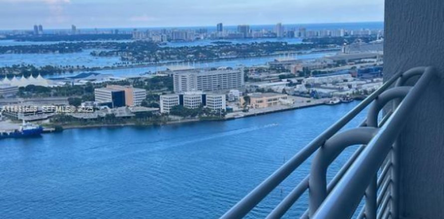 Кондоминиум с 2 спальнями в Майами, Флорида № 1990159