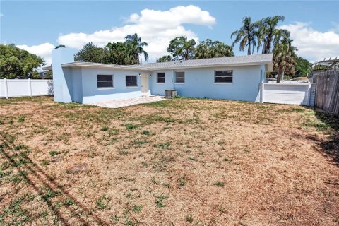 House in Seminole, Florida 4 bedrooms, 151.8 sq.m. № 2093217 - photo 13