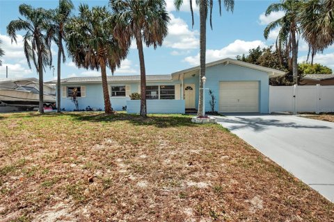 House in Seminole, Florida 4 bedrooms, 151.8 sq.m. № 2093217