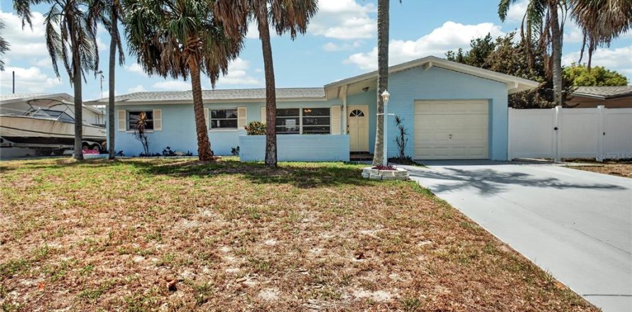 House in Seminole, Florida 4 bedrooms, 151.8 sq.m. № 2093217