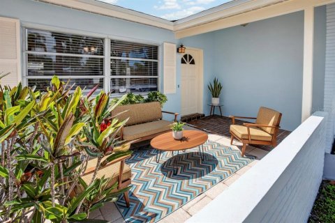 House in Seminole, Florida 4 bedrooms, 151.8 sq.m. № 2093217 - photo 2