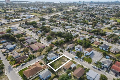 Terreno en venta en Riviera Beach, Florida № 1016179 - foto 1