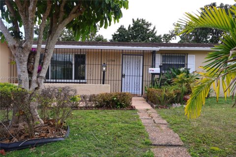 Casa en alquiler en Miami, Florida, 3 dormitorios, 184.32 m2 № 2031686 - foto 1