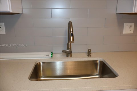 Casa en alquiler en Miami, Florida, 3 dormitorios, 184.32 m2 № 2031686 - foto 9