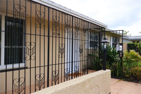 Casa en alquiler en Miami, Florida, 3 dormitorios, 184.32 m2 № 2031686 - foto 2