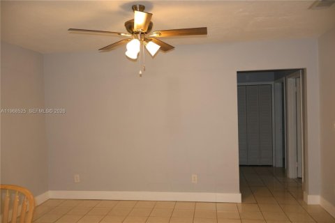 Casa en alquiler en Miami, Florida, 3 dormitorios, 184.32 m2 № 2031686 - foto 14