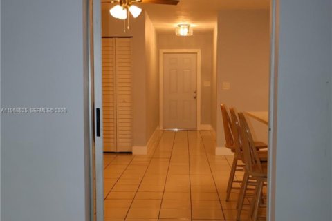 Casa en alquiler en Miami, Florida, 3 dormitorios, 184.32 m2 № 2031686 - foto 13