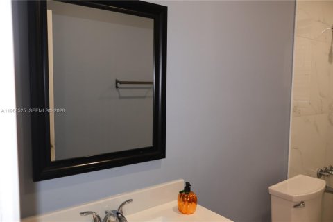 Casa en alquiler en Miami, Florida, 3 dormitorios, 184.32 m2 № 2031686 - foto 7