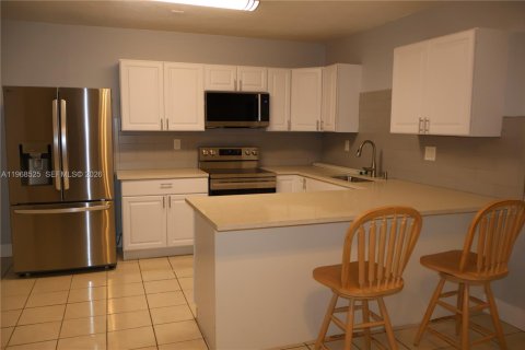 Casa en alquiler en Miami, Florida, 3 dormitorios, 184.32 m2 № 2031686 - foto 8