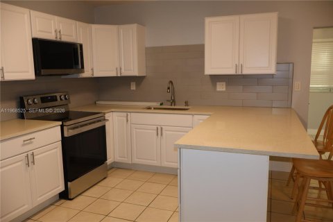 Casa en alquiler en Miami, Florida, 3 dormitorios, 184.32 m2 № 2031686 - foto 10