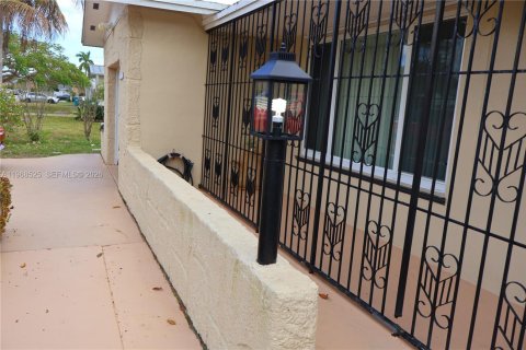 Casa en alquiler en Miami, Florida, 3 dormitorios, 184.32 m2 № 2031686 - foto 4