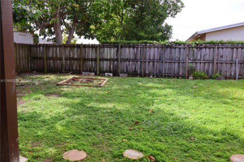 Casa en alquiler en Miami, Florida, 3 dormitorios, 184.32 m2 № 2031686 - foto 11