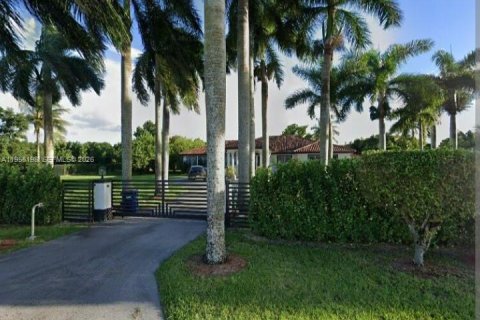 House in Miami, Florida 6 bedrooms, 314.38 sq.m. № 2021060