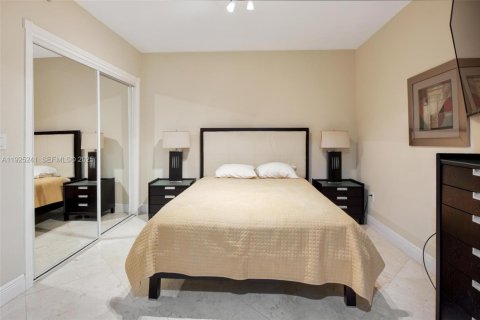 Condo in Hallandale Beach, Florida, 1 bedroom  № 2052751 - photo 9