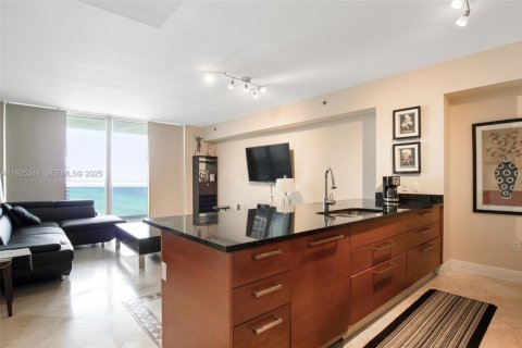 Condo in Hallandale Beach, Florida, 1 bedroom  № 2052751 - photo 4