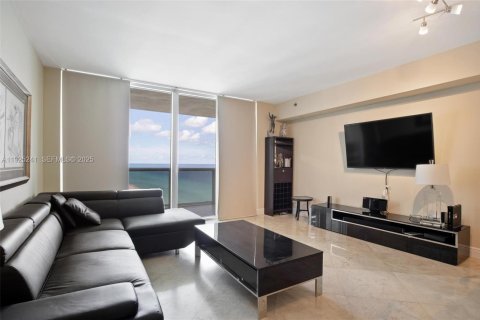 Condo in Hallandale Beach, Florida, 1 bedroom  № 2052751 - photo 2