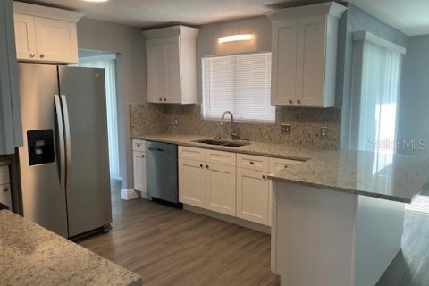 Casa en venta en Fruitland Park, Florida, 4 dormitorios, 187.85 m2 № 2215837 - foto 5