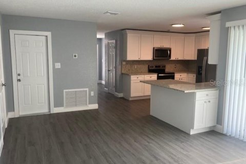 Casa en venta en Fruitland Park, Florida, 4 dormitorios, 187.85 m2 № 2215837 - foto 6