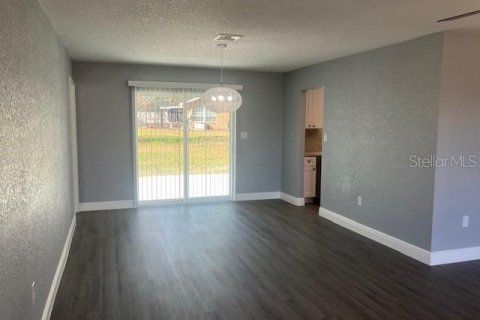 Casa en venta en Fruitland Park, Florida, 4 dormitorios, 187.85 m2 № 2215837 - foto 10