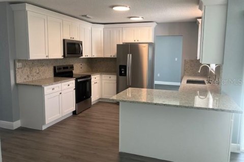 Casa en venta en Fruitland Park, Florida, 4 dormitorios, 187.85 m2 № 2215837 - foto 4
