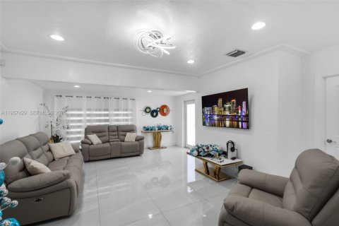 Villa ou maison à vendre à Miami, Floride: 3 chambres, 94.02 m2 № 2023723 - photo 6