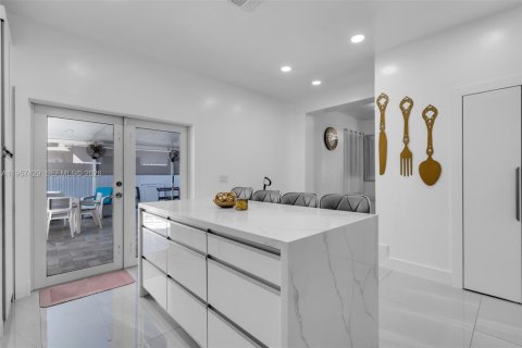 Villa ou maison à vendre à Miami, Floride: 3 chambres, 94.02 m2 № 2023723 - photo 12