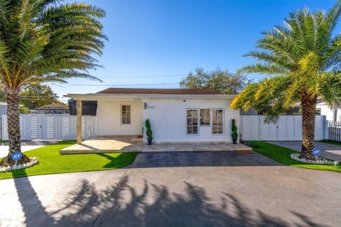 Villa ou maison à vendre à Miami, Floride: 3 chambres, 94.02 m2 № 2023723 - photo 2
