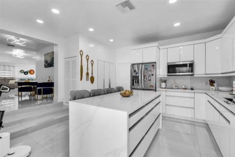 Villa ou maison à vendre à Miami, Floride: 3 chambres, 94.02 m2 № 2023723 - photo 11