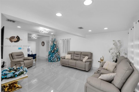 Villa ou maison à vendre à Miami, Floride: 3 chambres, 94.02 m2 № 2023723 - photo 4
