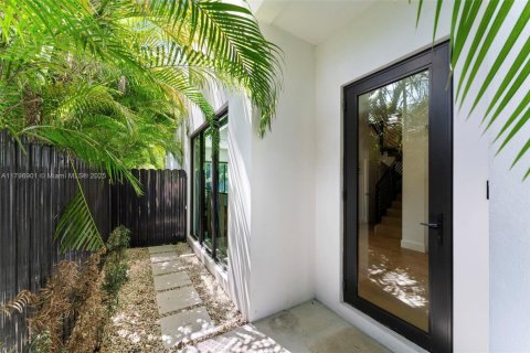 Propiedad comercial en venta en Miami, Florida, 432.92 m2 № 1674283 - foto 4