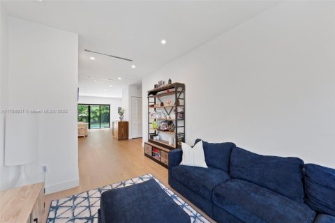Propiedad comercial en venta en Miami, Florida, 432.92 m2 № 1674283 - foto 11