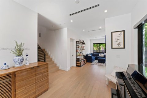 Propiedad comercial en venta en Miami, Florida, 432.92 m2 № 1674283 - foto 12