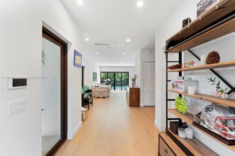 Propiedad comercial en venta en Miami, Florida, 432.92 m2 № 1674283 - foto 9
