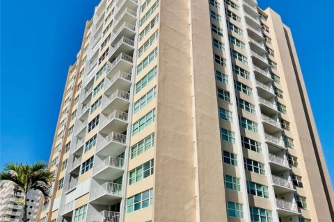 Condo in Hollywood, Florida, 2 bedrooms  № 1223269 - photo 1