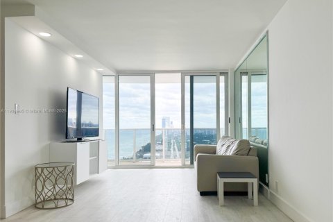 Condominio en Hallandale Beach, Florida, 1 dormitorio  № 1966642