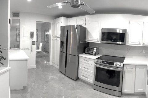 Condo in Lake Worth, Florida, 2 bedrooms  № 1864257 - photo 14