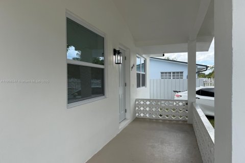 Casa en venta en Miami, Florida, 3 dormitorios, 121.05 m2 № 1967890 - foto 3