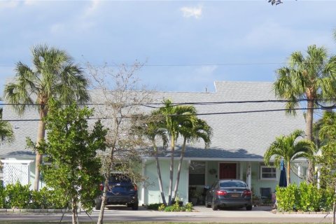 Commercial property in Venice, Florida 4 bedrooms, 204.29 sq.m. № 2102720