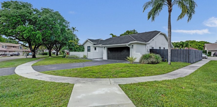 Casa en Cooper City, Florida 4 dormitorios, 179.39 m2 № 2063022