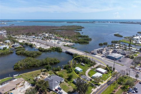 House in Englewood, Florida 5 bedrooms, 243.03 sq.m. № 2127307