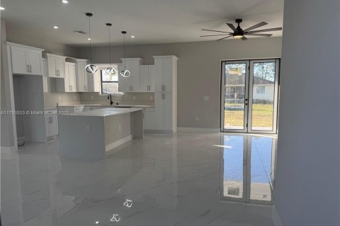 House in Lehigh Acres, Florida 3 bedrooms № 1705719 - photo 4