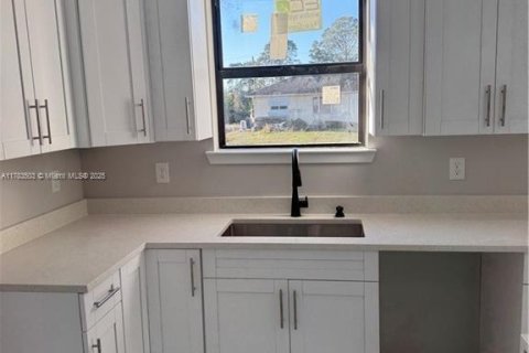 House in Lehigh Acres, Florida 3 bedrooms № 1705719 - photo 8