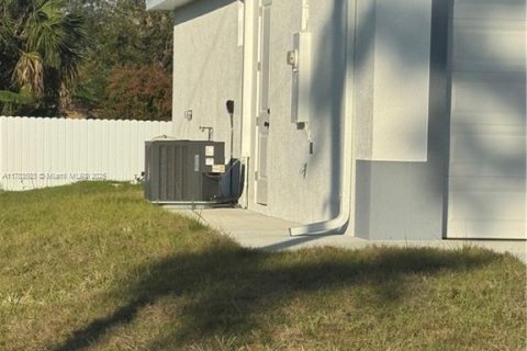 House in Lehigh Acres, Florida 3 bedrooms № 1705719 - photo 3
