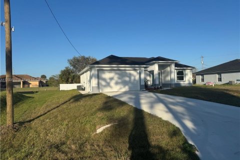 House in Lehigh Acres, Florida 3 bedrooms № 1705719 - photo 2