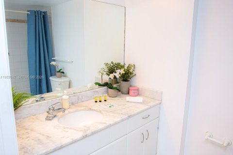 Купить кондоминиум в Майами, Флорида 3 спальни, 102.66м2, № 2054828 - фото 19