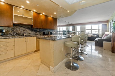 Condo in Miami Beach, Florida, 1 bedroom  № 1939528 - photo 9