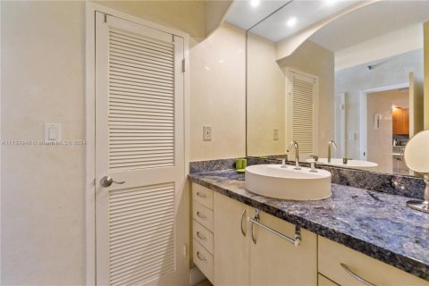 Condo in Miami Beach, Florida, 1 bedroom  № 1939528 - photo 12