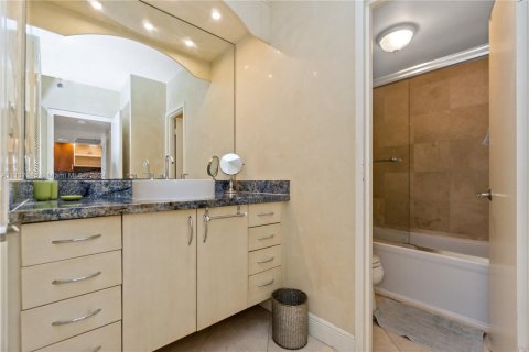 Condo in Miami Beach, Florida, 1 bedroom  № 1939528 - photo 11