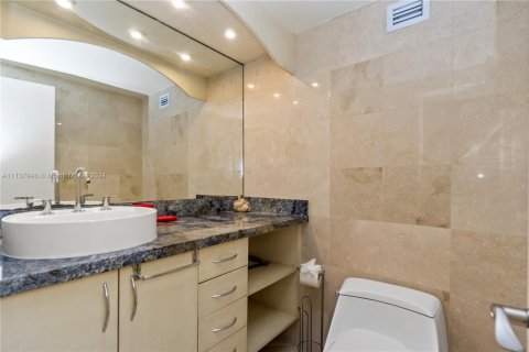 Condo in Miami Beach, Florida, 1 bedroom  № 1939528 - photo 10