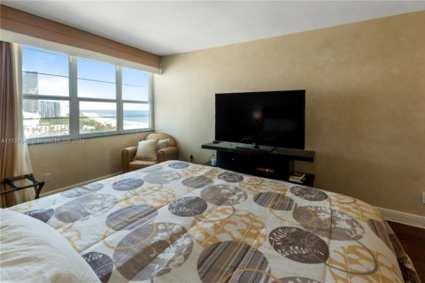 Condo in Miami Beach, Florida, 1 bedroom  № 1939528 - photo 13